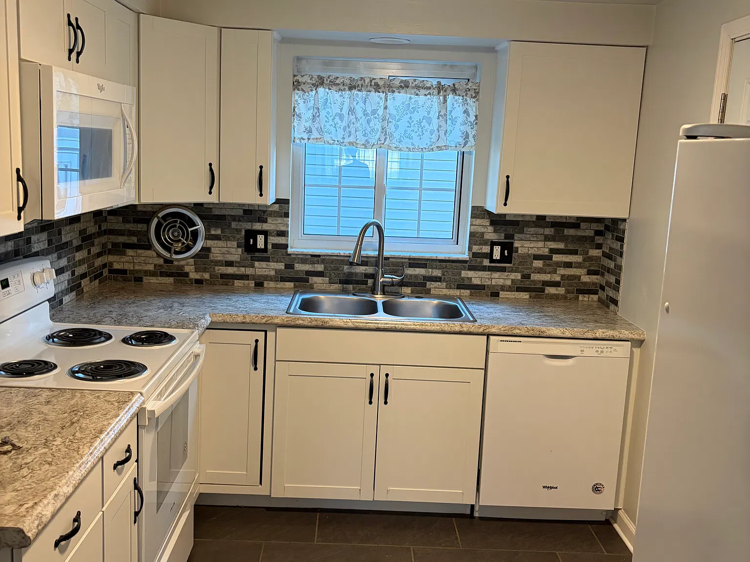2 bed, $950 — Photo 2
