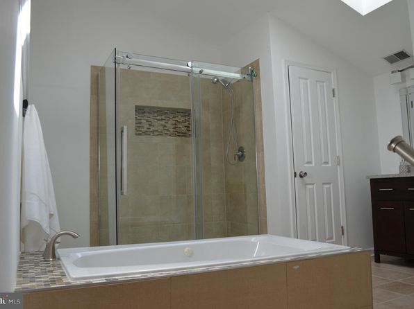 2416 Garnett Dr, Alexandria, VA 22311