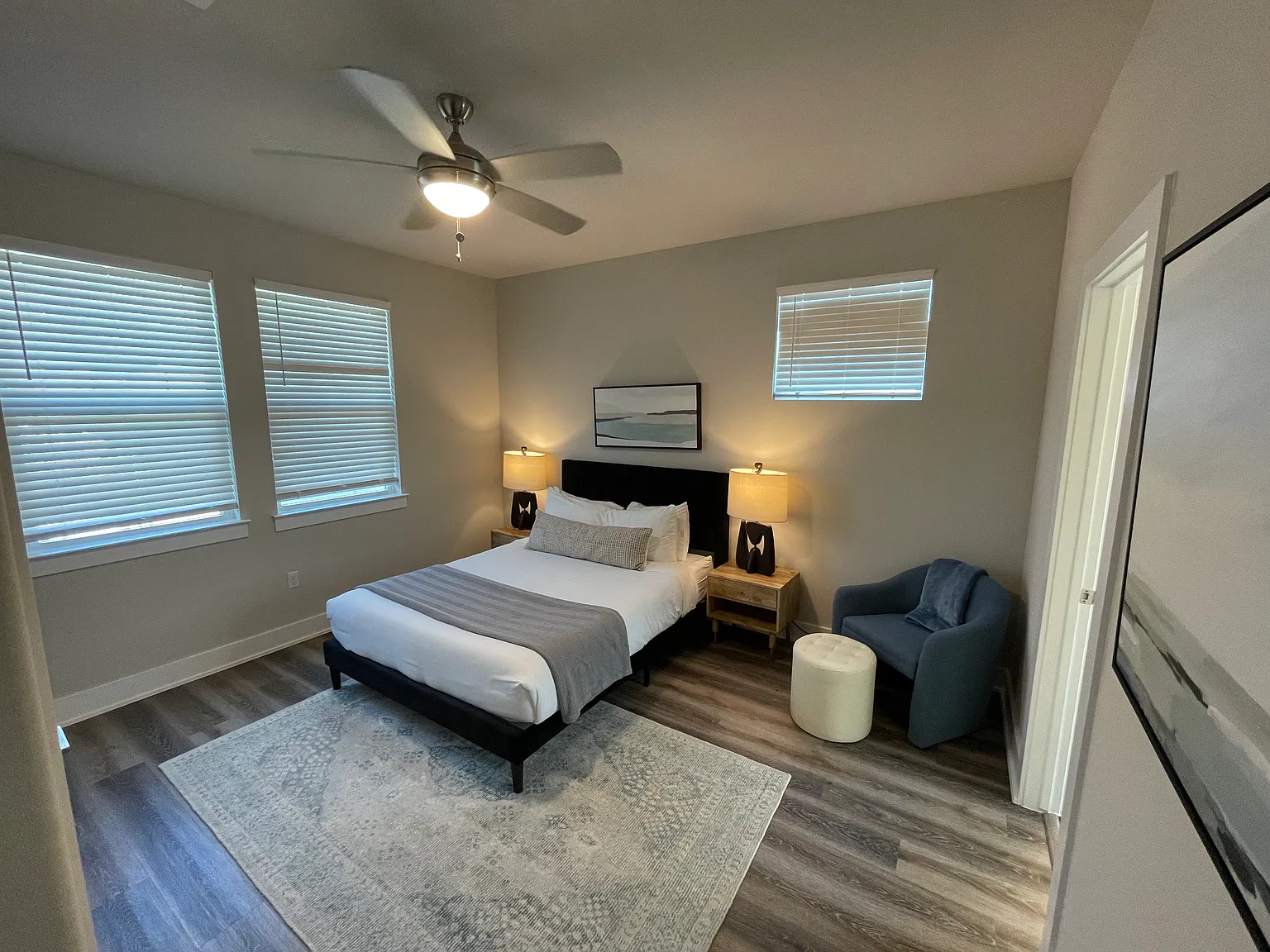 5 bed, 4000 sqft, $995 — Photo 1