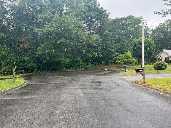 5th image of 524 Evergreen St