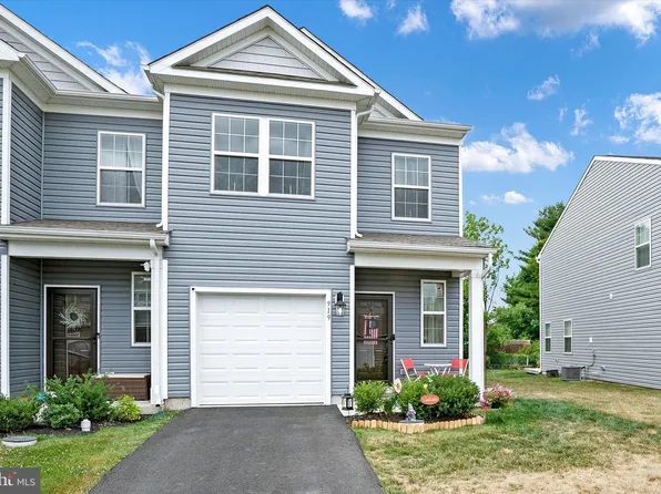 919 Still Waters Ln, Pennsburg, PA 18073