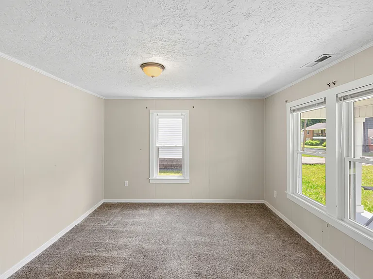 313 Knox St — Photo 9