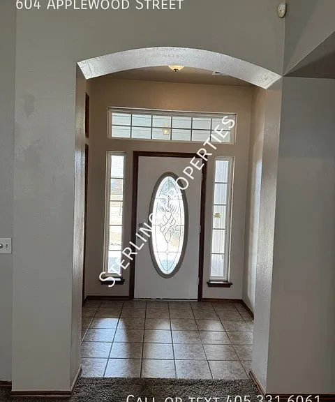 604 Applewood St — Photo 3