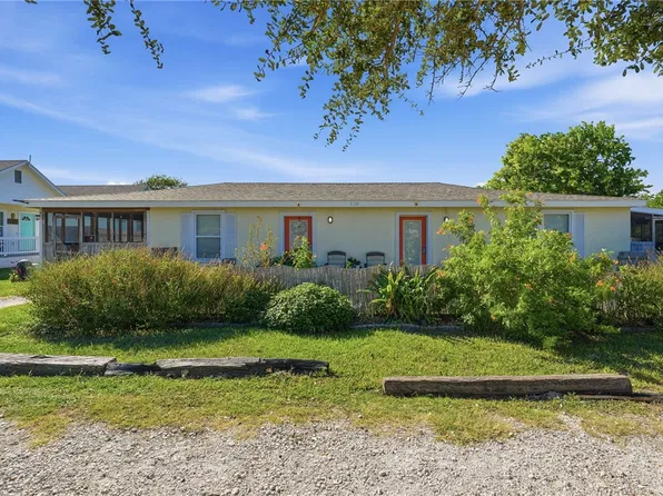 609 W Liberty St, Rockport, TX 78382