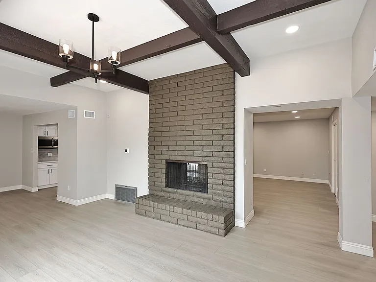 2131 E Geneva Dr — Photo 2