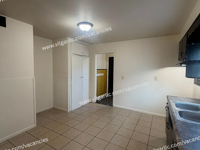 727 Mount St — Photo 7