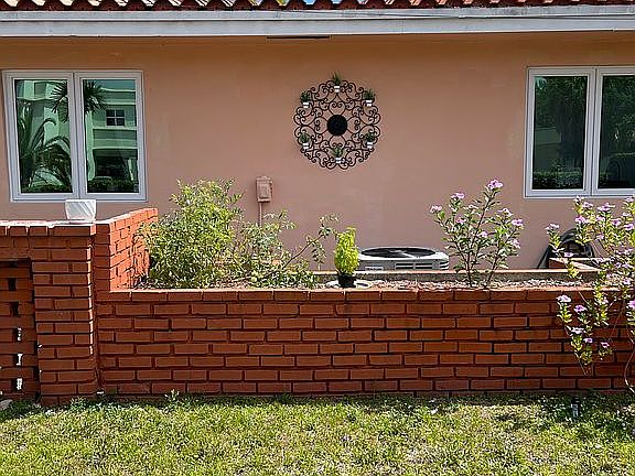 3rd image of 1560 San Benito Ave