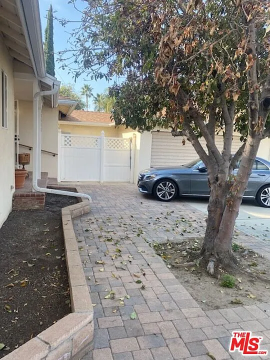 4 bed, 2.0 bath, 2021 sqft, $4,000 — Photo 3