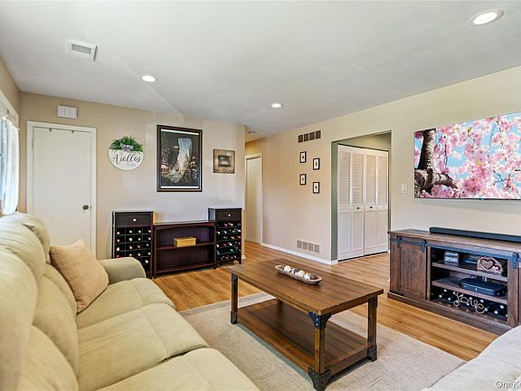 4th image of 158 Glenmere Way