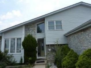 2010 Watertower Pl, Crest Hill, IL 60403