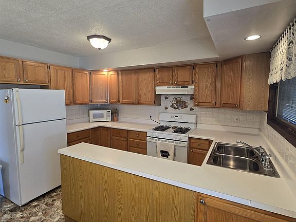 4th image of 906 2nd Ave E