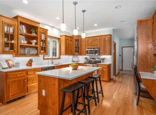 15 Leonard Dr, North Smithfield, RI 02896