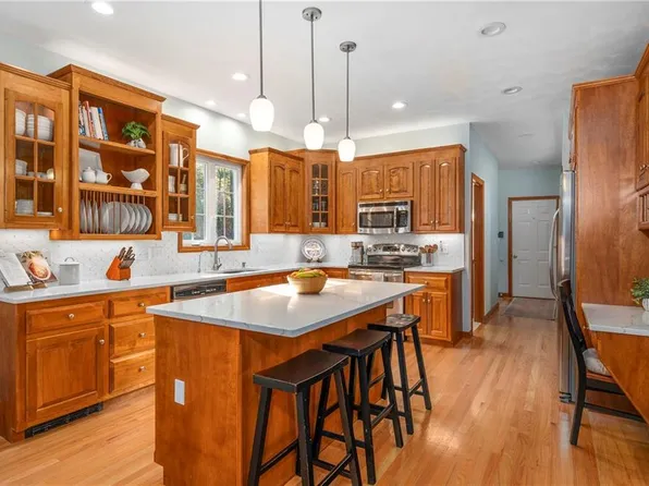 15 Leonard Dr, North Smithfield, RI 02896