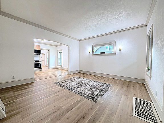 3rd image of 811 Randall Pl