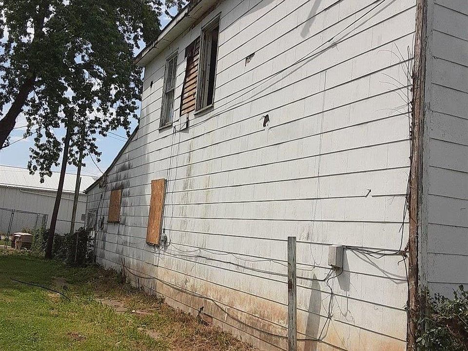 2nd image of 221 Commerce St