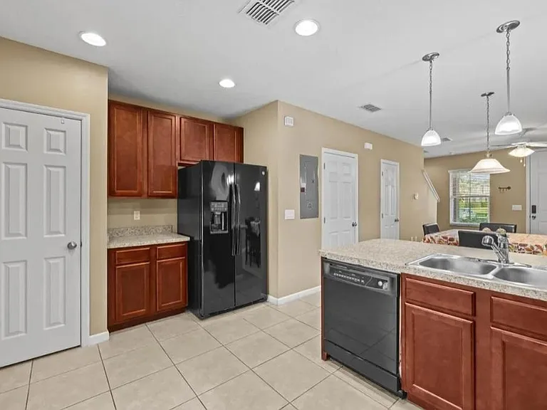 1162 Chelsea Dr — Photo 5