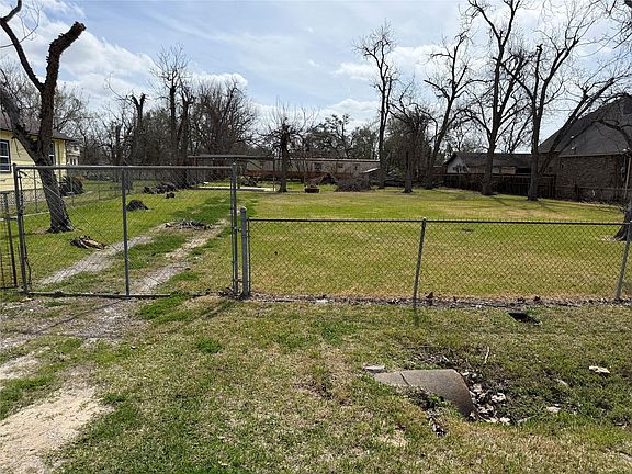 5th image of 2414 Lone Oak Rd