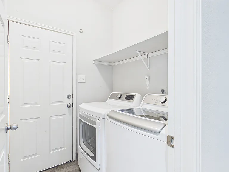 1405 Meadowbrook Dr — Photo 6