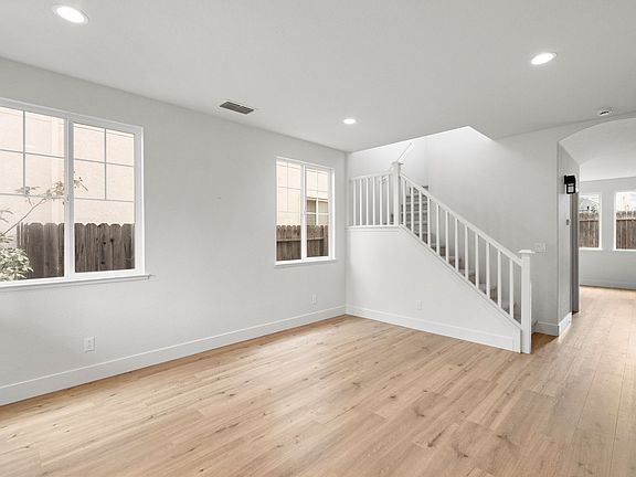 4th image of 527 Scudero Cir