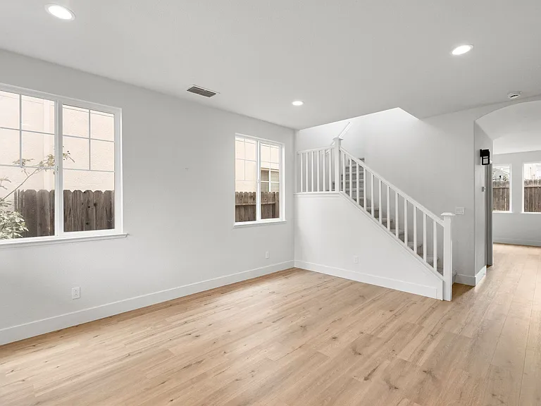 527 Scudero Cir — Photo 4