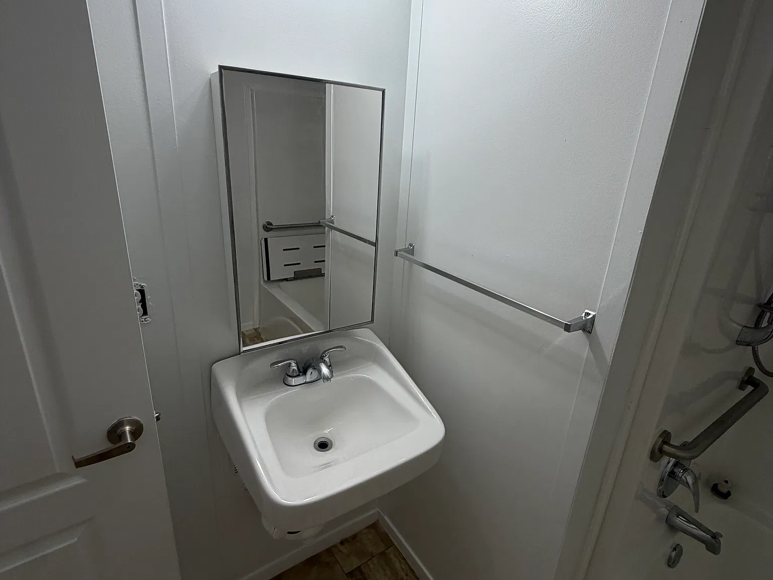 3 bed, 1000 sqft, $1,300 — Photo 4