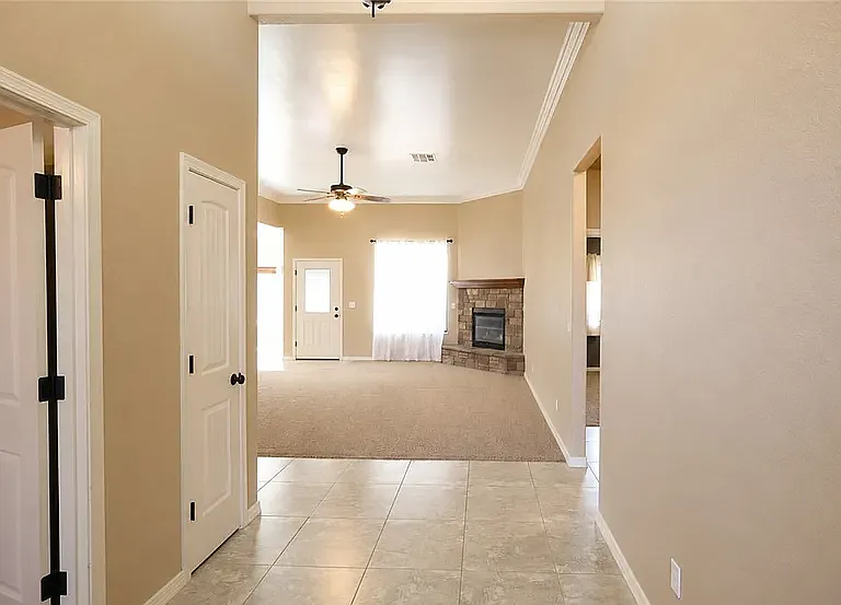 4 bed, 1914 sqft, $2,300 — Photo 3