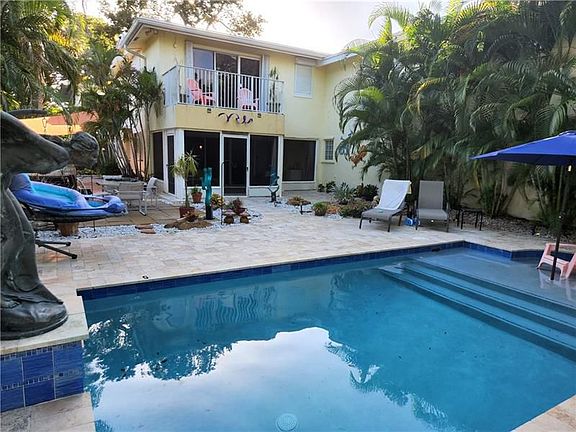 2nd image of 814 SE 13th St #4