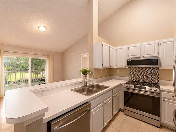 4th image of 10000 SW 52nd Ave APT 95
