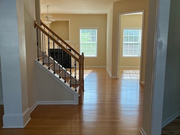 3rd image of 106 Runningdeer Dr
