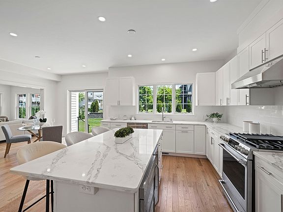 5th image of 712 Washington St