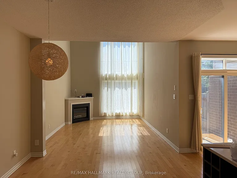 1158 Tischart Cres — Photo 10