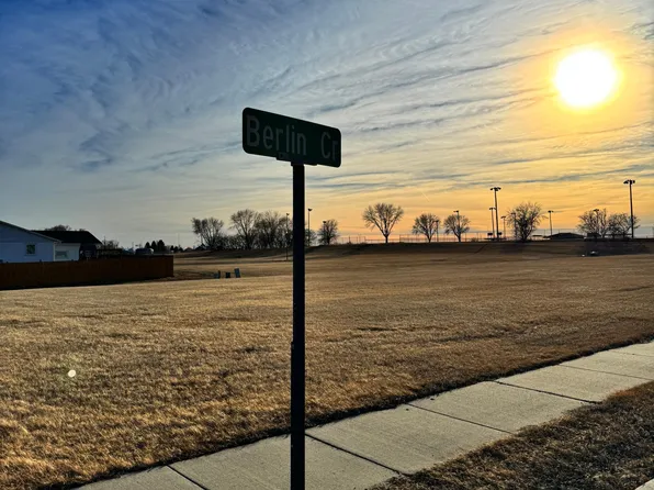 414 Berlin Cir, Marshall, MN 56258