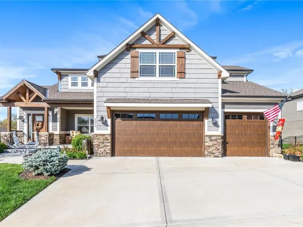 5890 S National Dr, Parkville, MO 64152