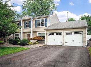 42 Lincolnshire Dr, Manalapan, NJ