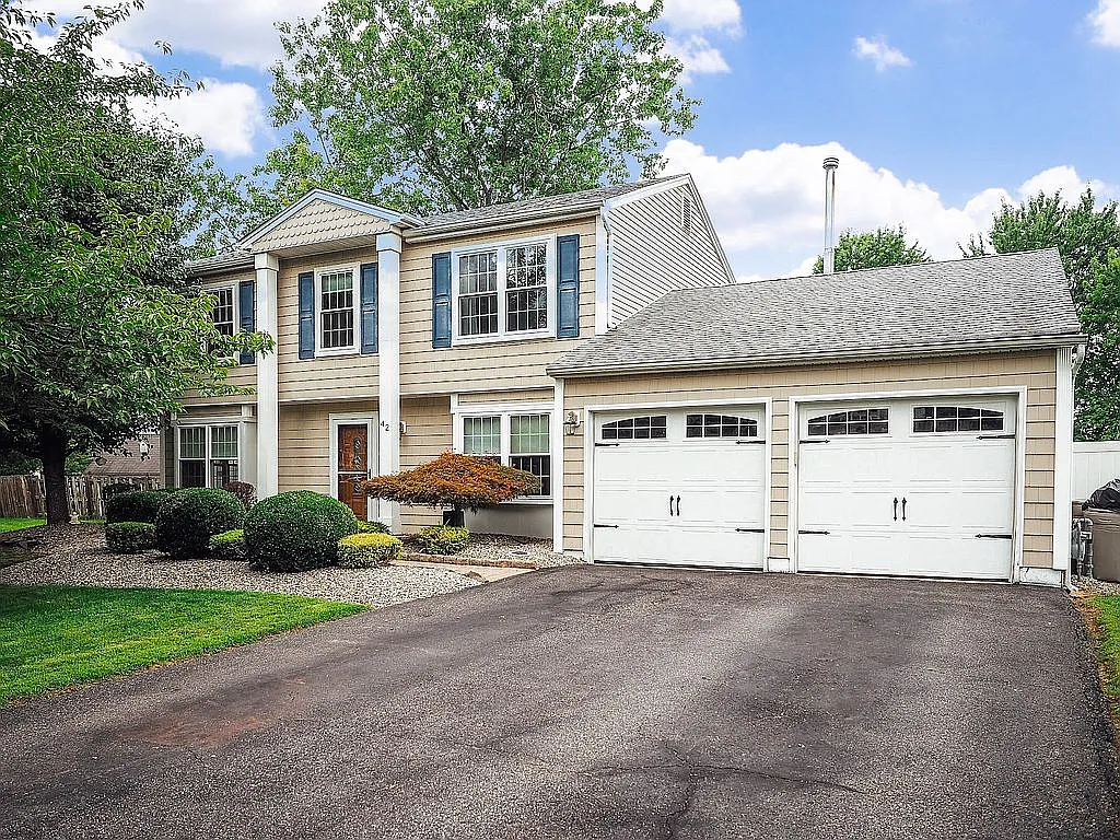 42 Lincolnshire Dr photo 1