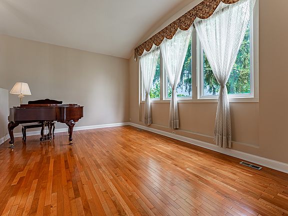 3rd image of 1822 N Dale Ave