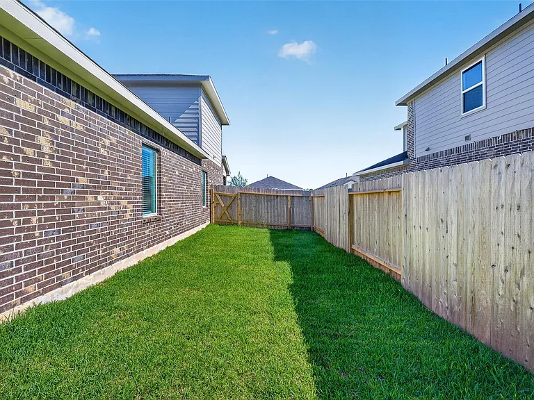 407 Robin St — Photo 41