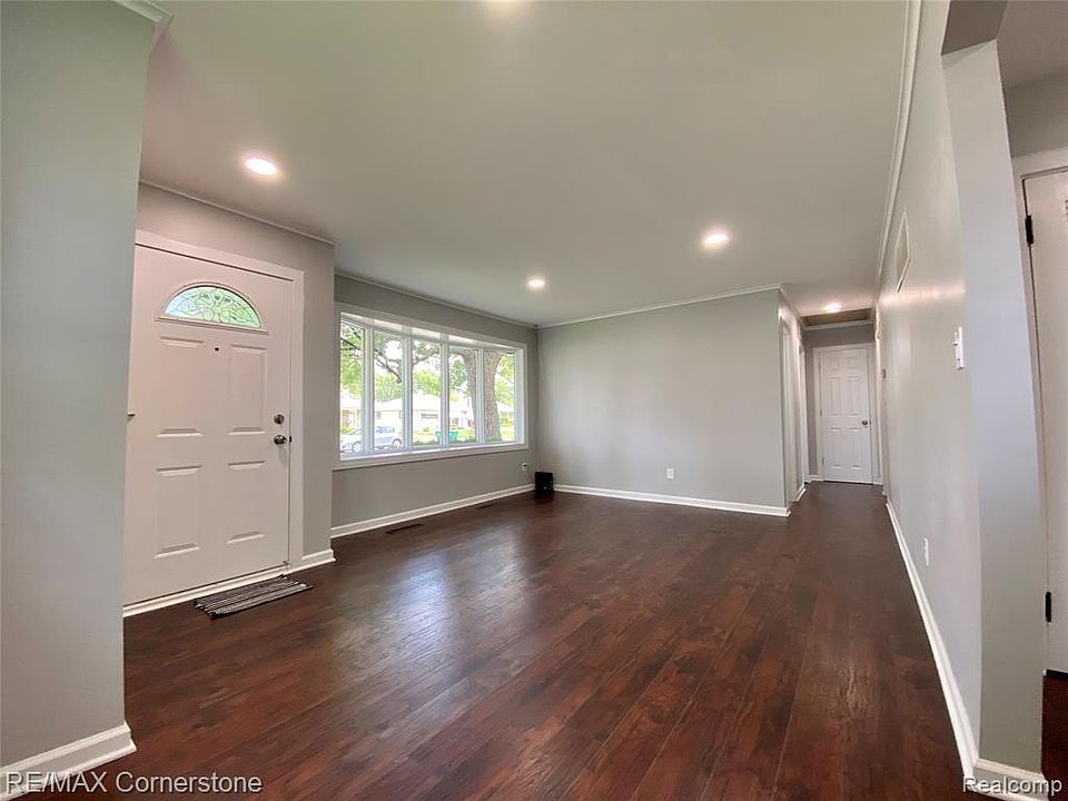 1st image of 595 Lytle Pl