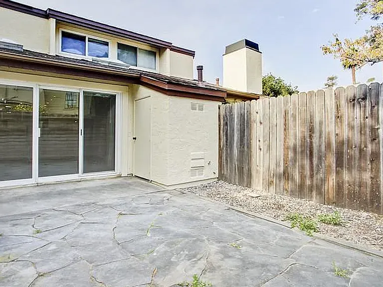 415 W Gutierrez St #8 — Photo 2