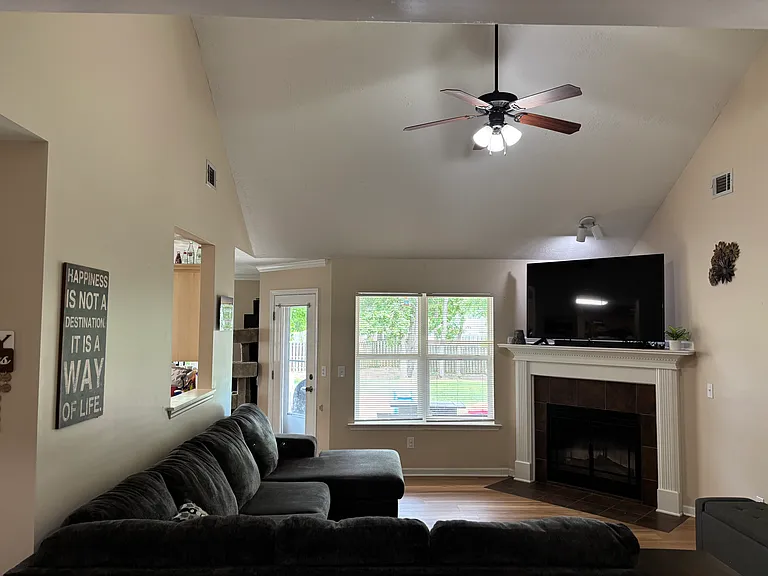 3152 Alexandria Dr — Photo 9