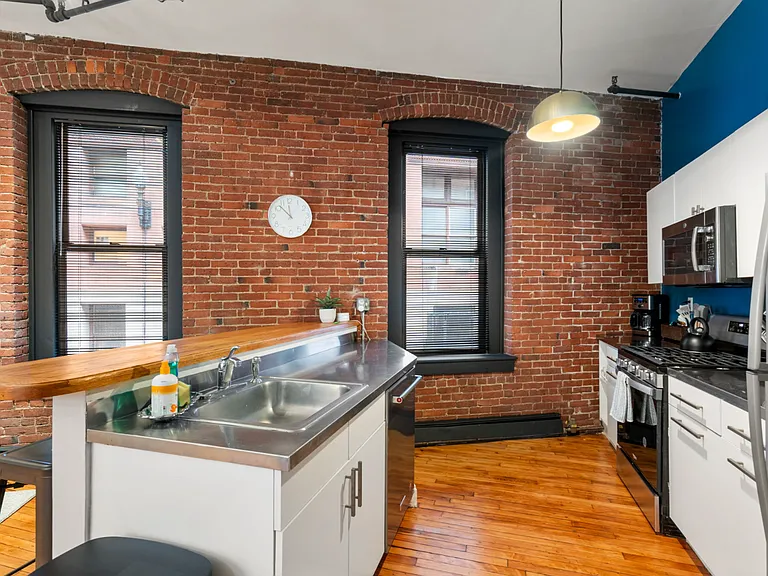 19 Stanhope St #1A — Photo 11
