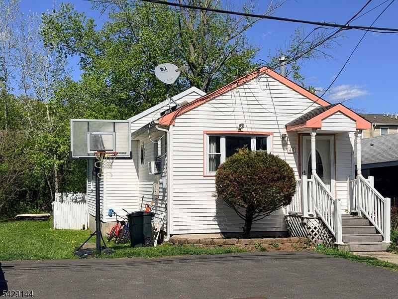 1st image of 44 Salem Pl