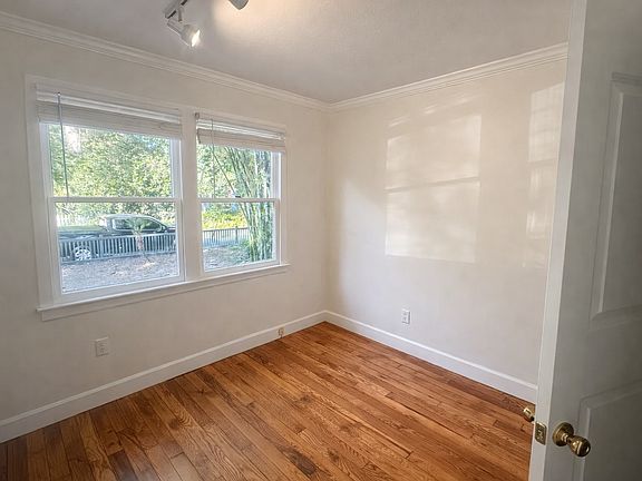 5th image of 927 NE 7th Ave