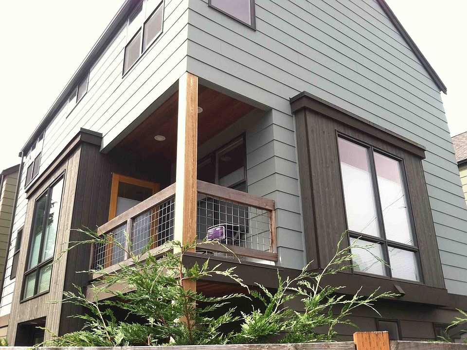 2nd image of 9425 Roosevelt Way NE