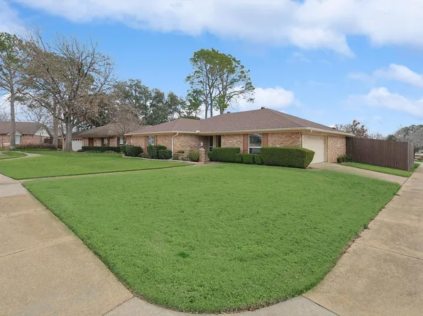 2400 Meadow Vw, Bedford, TX 76021