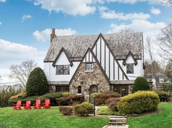 302 Manor Rd, Ridgewood Village, NJ 07450