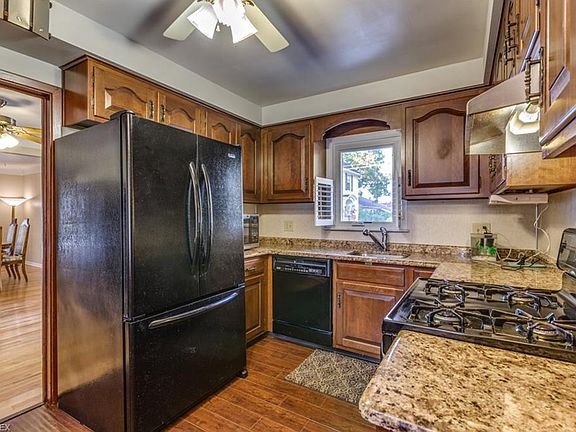 3rd image of 5574 Meadow Wood Blvd