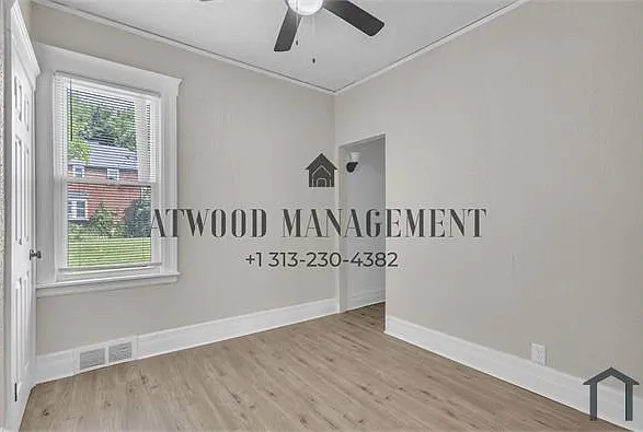 3 bed, 1000 sqft, $1,296 — Photo 2