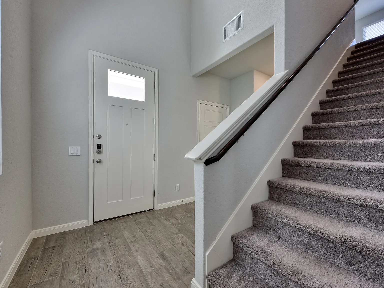 4 bed, 2345 sqft, $1,950 — Photo 2
