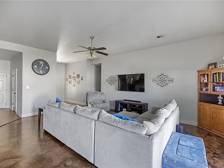 22157 Fen St — Photo 8